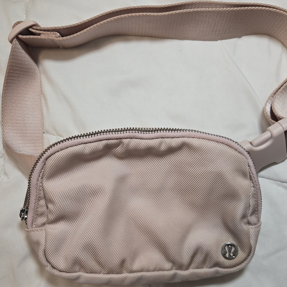 Lululemon Athletica Everywhere Blush Belt Bag